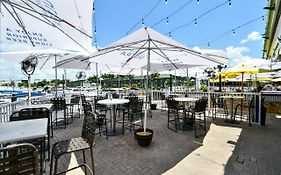 Remodeled, Huge Pool, Tiki Bar & Grill, Quiet Room
